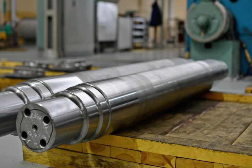 A new cylindrical shaft after machining on the lathe